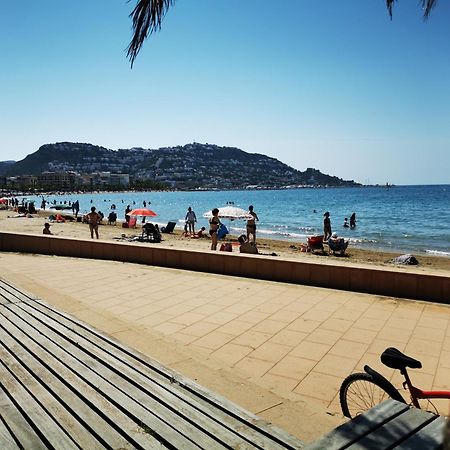 Spacieux Appartement Rose Front Mer Et Piscine Roses Esterno foto