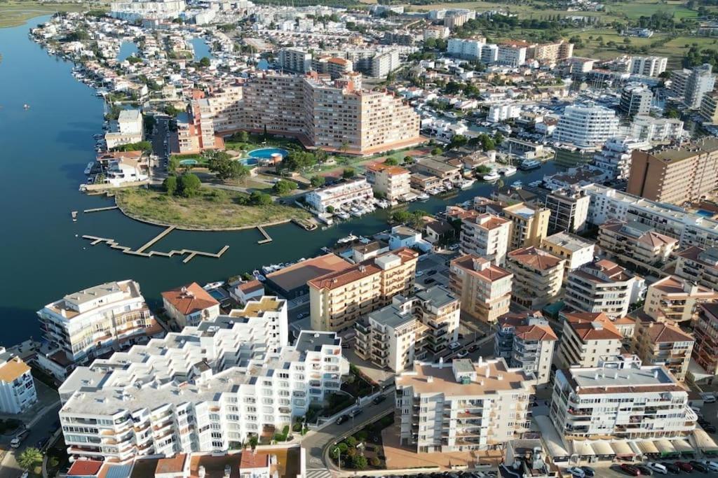 Spacieux Appartement Rose Front Mer Et Piscine Roses Esterno foto