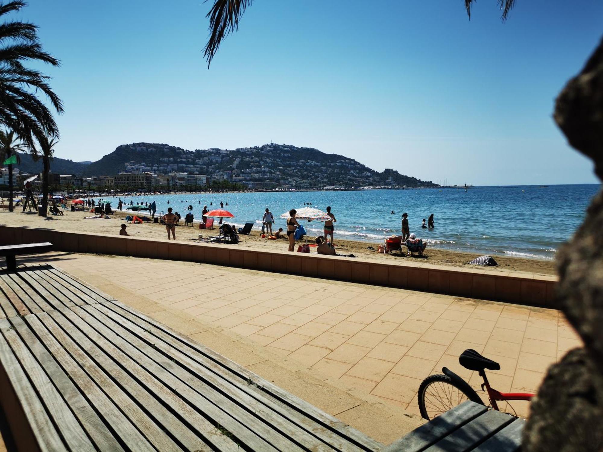 Spacieux Appartement Rose Front Mer Et Piscine Roses Esterno foto