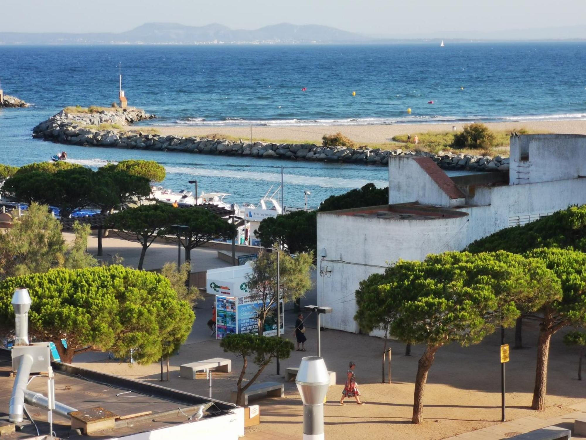 Spacieux Appartement Rose Front Mer Et Piscine Roses Esterno foto