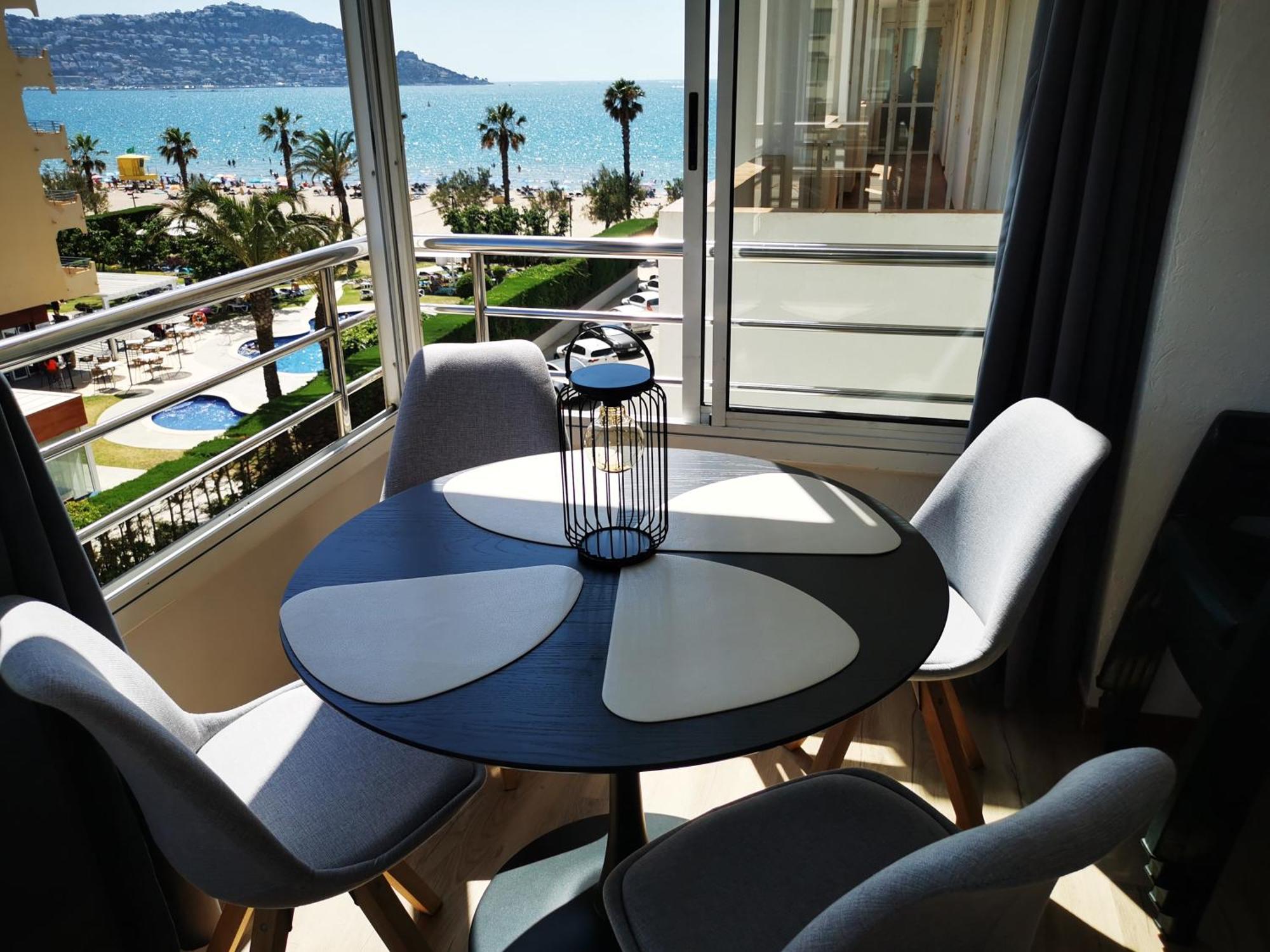 Spacieux Appartement Rose Front Mer Et Piscine Roses Esterno foto