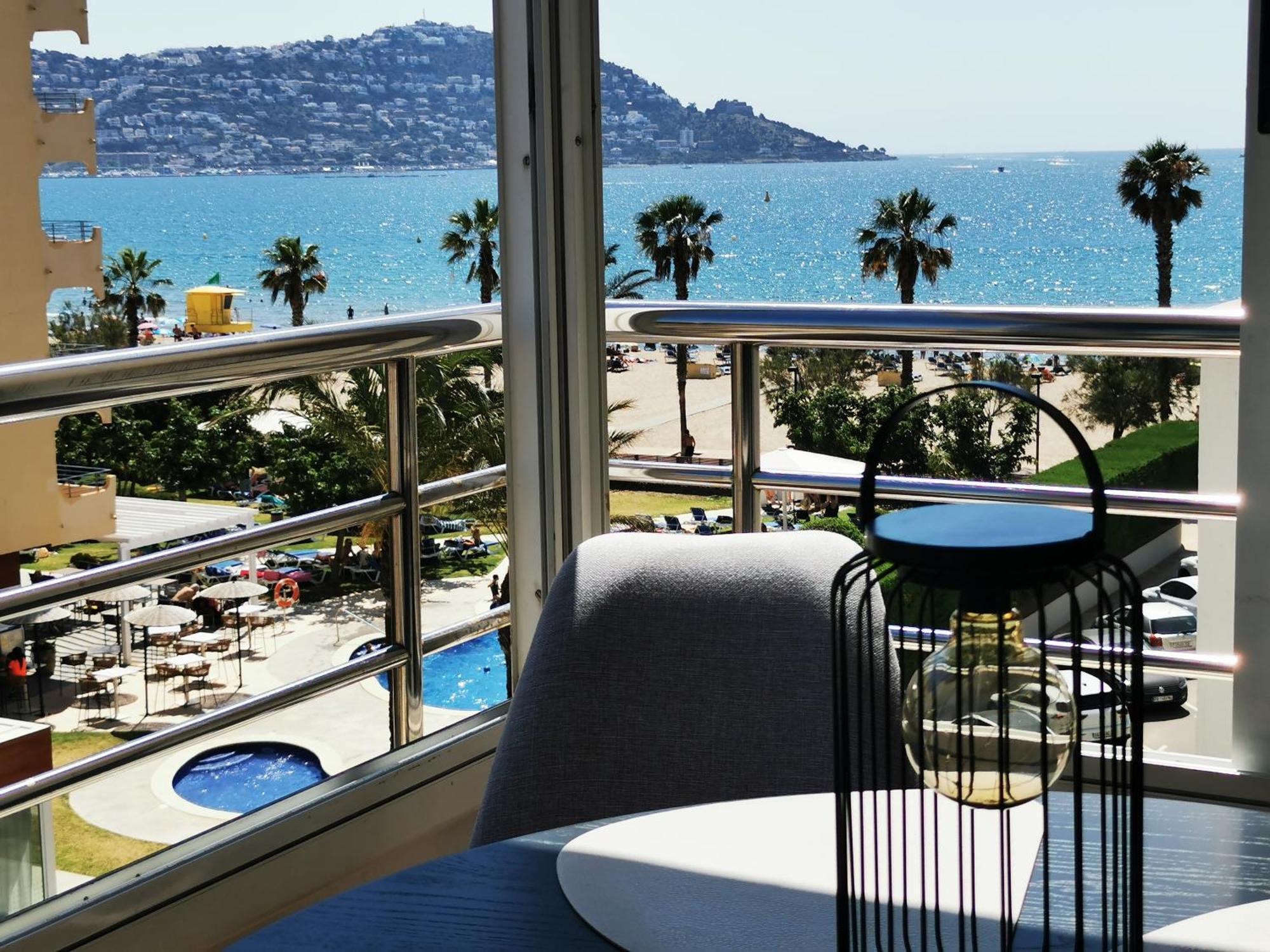 Spacieux Appartement Rose Front Mer Et Piscine Roses Esterno foto