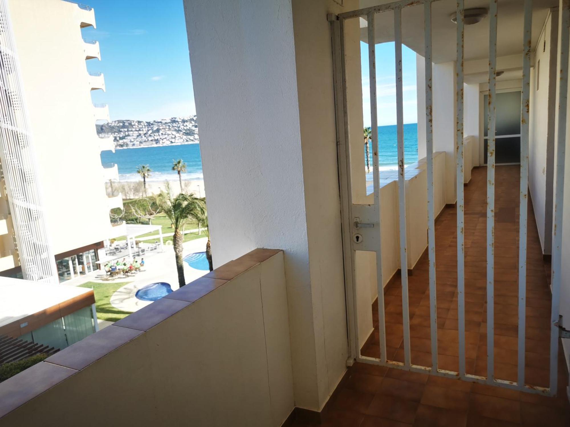 Spacieux Appartement Rose Front Mer Et Piscine Roses Esterno foto