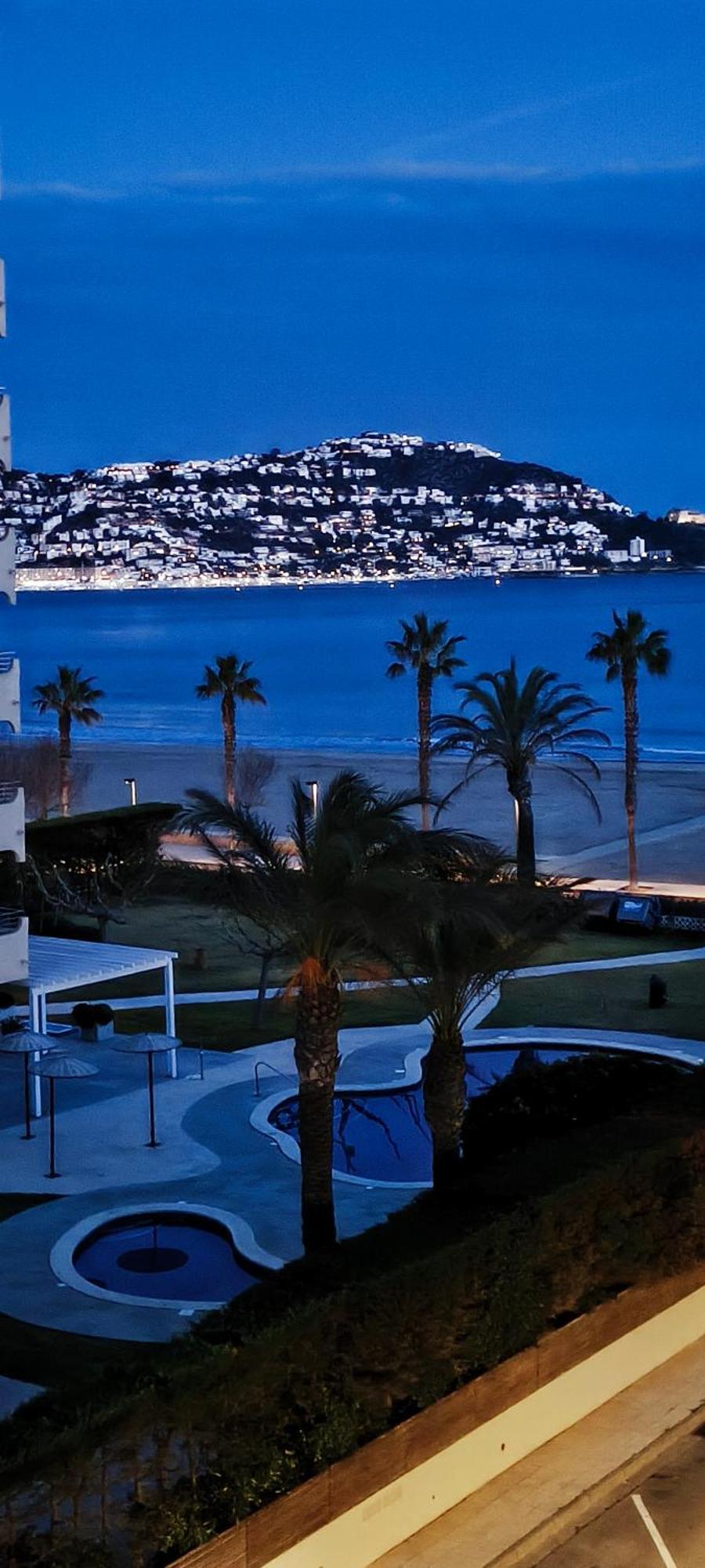 Spacieux Appartement Rose Front Mer Et Piscine Roses Esterno foto